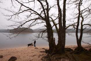 Jezero temn v kovch stinnch